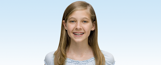 Úsměv dívky s rovnátky