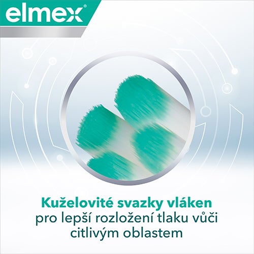 detailní záběr štětin zubního kartáčku.