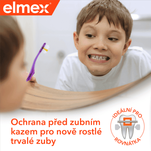 Chlapec čistící si zuby před zrcadlem a popisem- ochrana před zubním kazem pro nově rostlé trvalé zuby . Ideální pro rovnátka