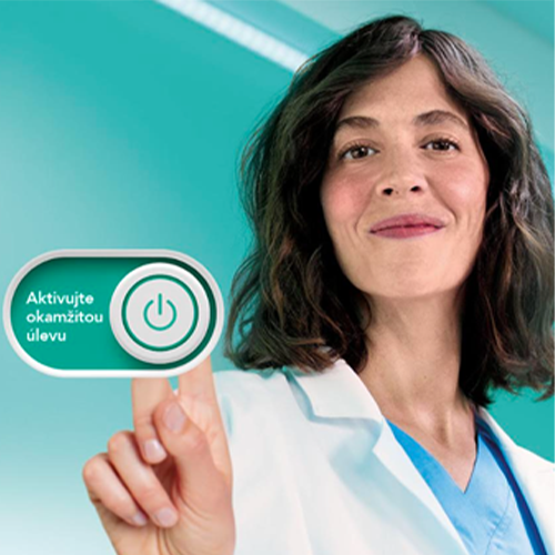 Dvě usmívající se ženy s tabulkou propagující produkty pro citlivé zuby.